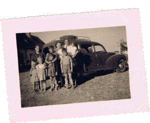 La famille devant la voiture